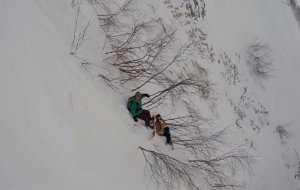 Спасатели МЧС эвакуировали двух сноубордистов вертолетом